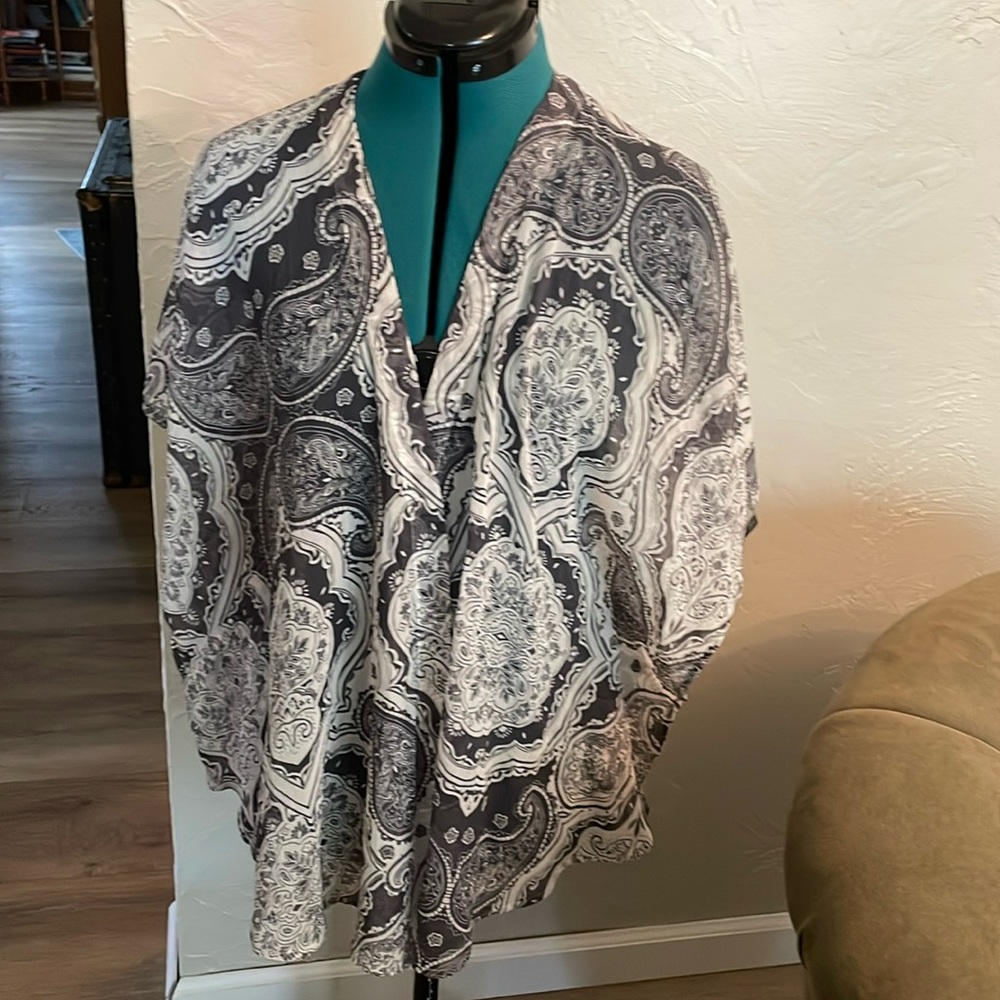 Sun & Shadow women’s kimono, gray & white paisley, size S/M. Wrap, cardigan, top
